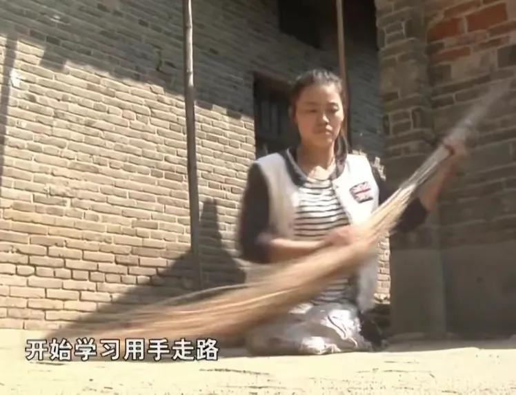 纪实河南女孩王娟6岁失去双腿单手爬行12年考入名校如今怎样