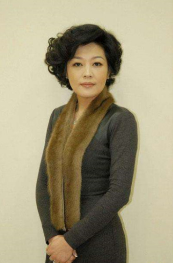 回顾李咏的妻子哈文丈夫病逝含泪安慰公婆我永远都是李家的人