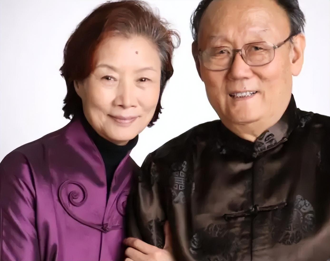 回顾吕中嫁小学同学恩爱53年丈夫病逝后儿媳的做法令她感动