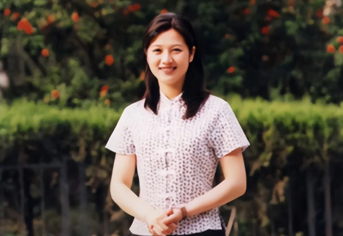 回顾主持人王欢42岁患癌病逝丈夫悲痛葬礼上涂经纬哭成泪人