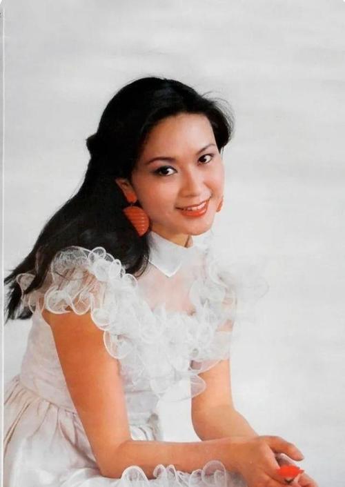 回顾方舒捧红屠洪刚后被抛弃独自抚养两个女儿女儿成其骄傲