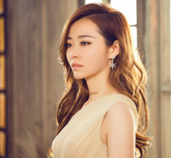 回顾张靓颖被渣男冯轲控制15年逃离魔爪浴火重生成为自己的女王