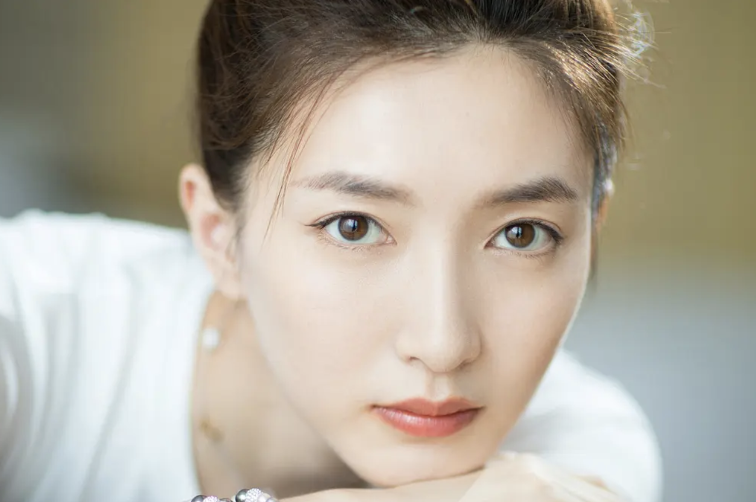 回顾江疏影曾有社交恐惧症与胡歌分手7年她活得更加自信