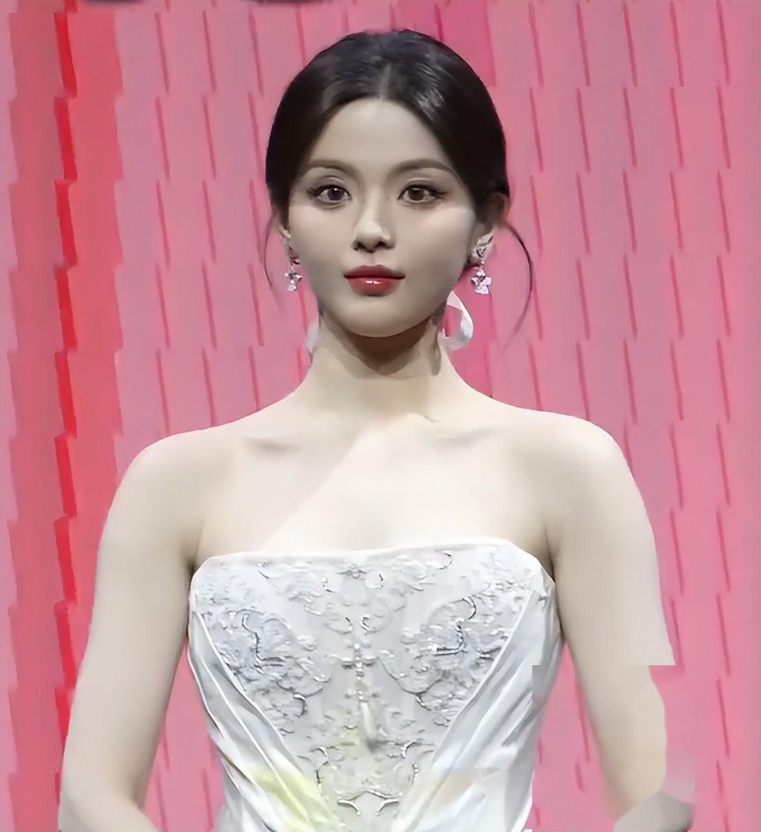 喻言身高一米七十二,一侧身肩膀的骨头都突出来了,穿上极其性感的礼服