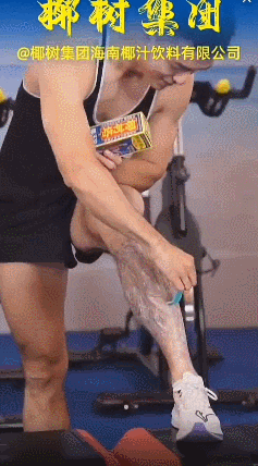 图源:吃瓜冲浪日记可以说椰树是懂得男色营销的,既保留了擦边初心,又