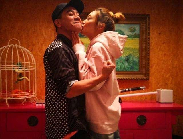 回顾陈小春从问题少年到孝子艰难成名后母亲患癌带母亲四处求医