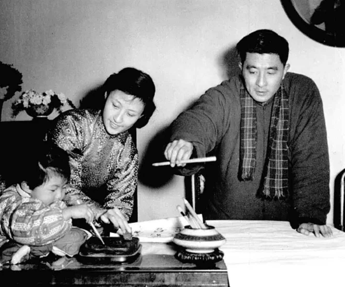 1948年元旦,黄宗英与赵丹结了婚,开启了自己的第三段婚姻生活.