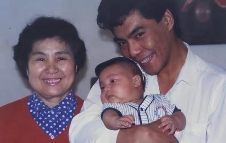 这段时间,屠洪刚偶遇了童年偶像方舒.