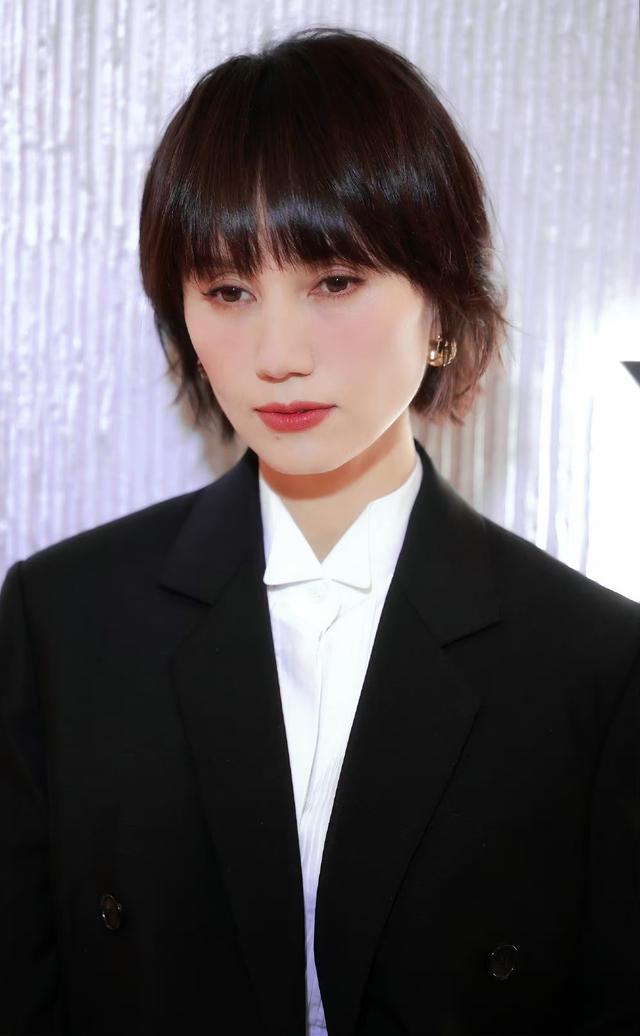 上海这一天!被"骨瘦如柴"的袁泉惊艳,不穿暴露礼服却艳压群芳