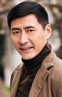 回顾演员张子健离异后独自带女儿再婚后把继子当亲生儿子