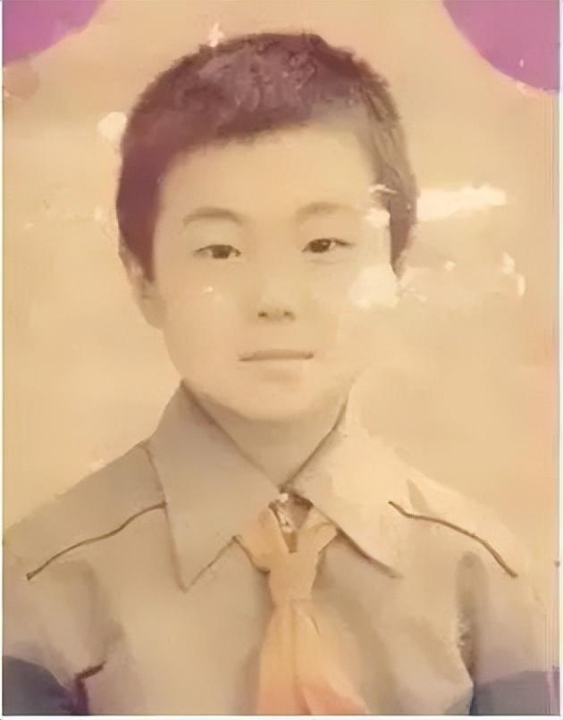 备受父母宠爱的春妮,成了家中的掌上明珠,童年生活非常幸福.