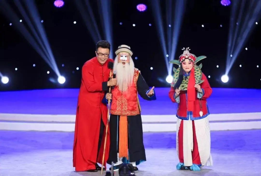 不仅外行人看得津津有味,了解了国粹的相关知识;内行人也纷纷竖起大