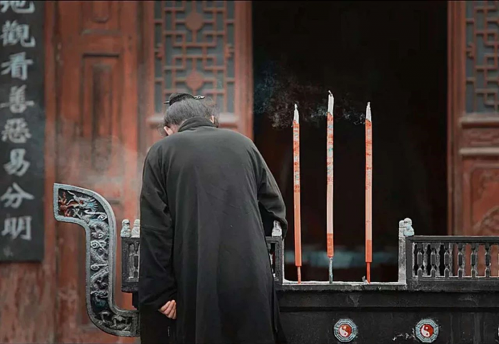 梦回袅袅香烟中,给已故母亲烧香的深意与心灵慰藉 梦回袅袅香烟中,给已故母亲烧香的深意与心灵慰藉
