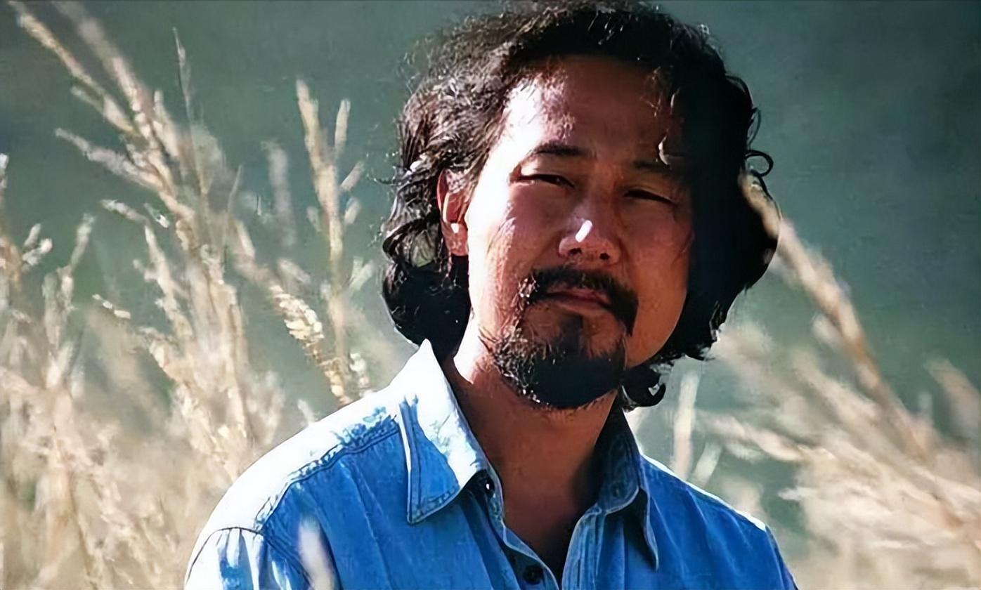 腾格尔从小出生在草原,自然也是耳濡目染,从小就豪爽大方,而且比常人