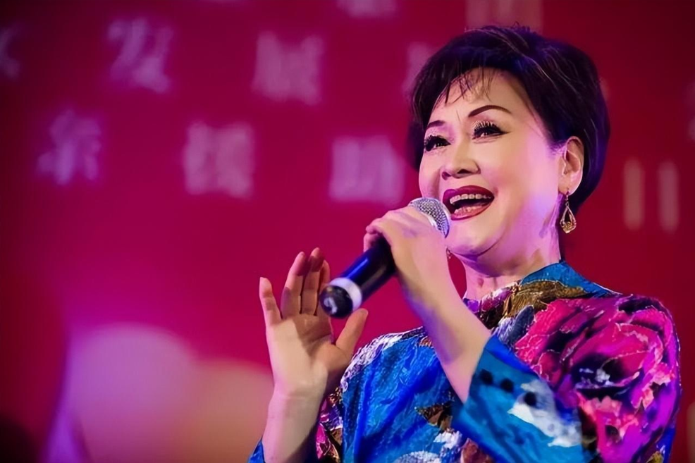 回顾李谷一女儿肖一虽妈妈忙于工作没空管我但我仍以她为骄傲