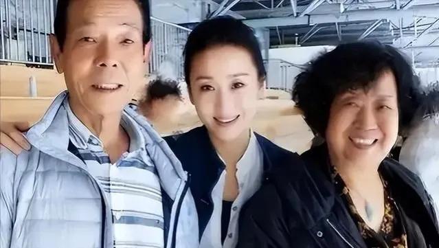 1977年,苗圃出生于陕西西安,父母都是在秦腔剧团里工作.