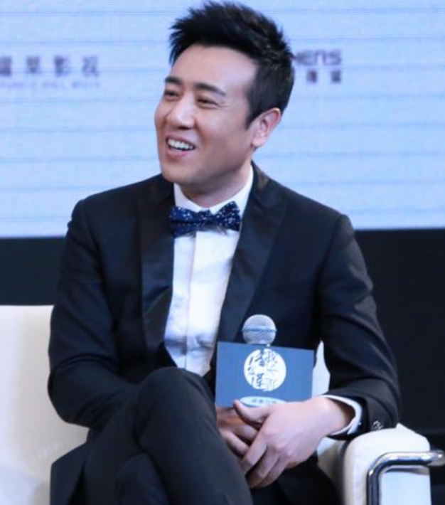 回顾演员于和伟3岁丧父39岁成名8个哥哥姐姐是我的靠山