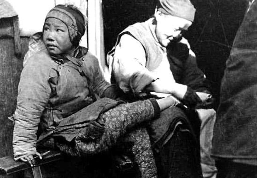 女性"裹脚"明明丑陋且残酷,为何古人还要推行这种制度