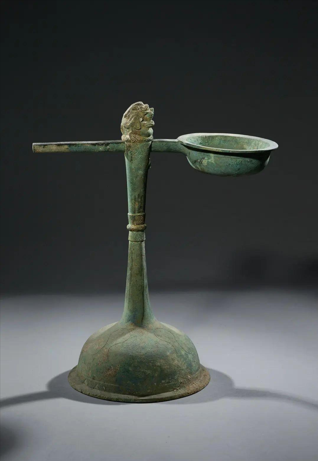 这器物名为熨斗,古代人们用它来熨烫衣物.