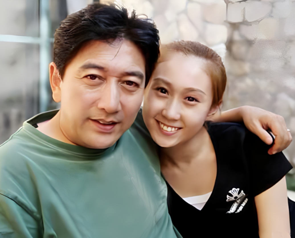 而和水均益在一起的女子正是主持人杨迪,此时两人正处于热恋之中.