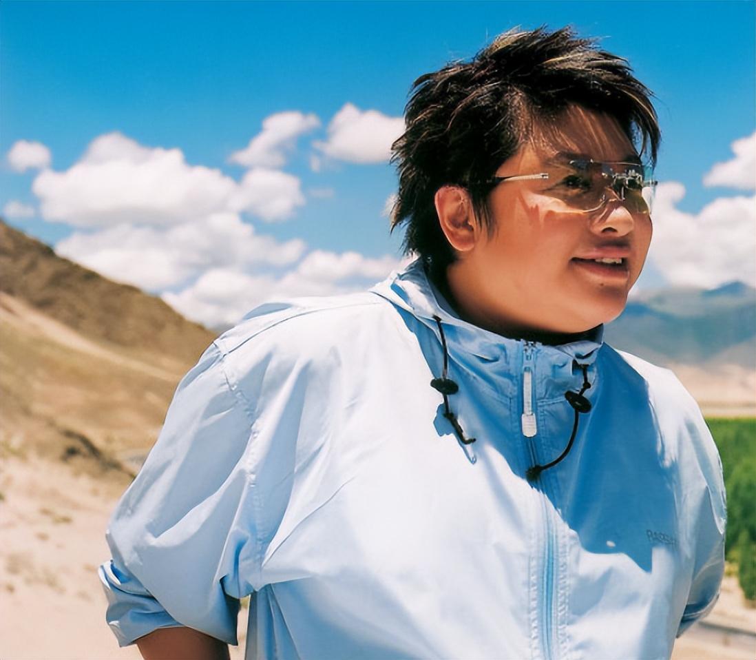 回顾韩红从小和奶奶相依为命至今不婚背后的原因令人心酸