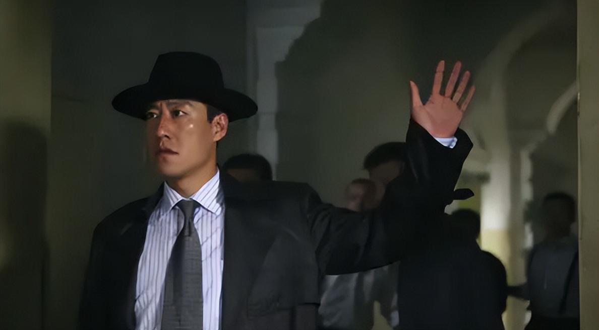 2009年,于震拍摄电视剧《火线情》时,和四川姑娘方柏霓坠入爱河.