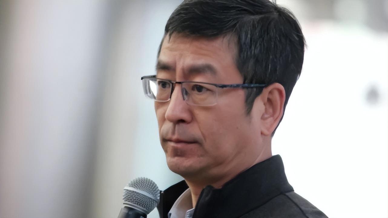 央视一哥白岩松:被病痛折磨暴瘦50斤,睡3-4个小时,数次想自杀