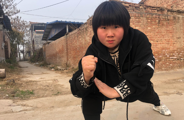 回顾女孩练武20年上倒闭了5所学校从田间地头打到央视