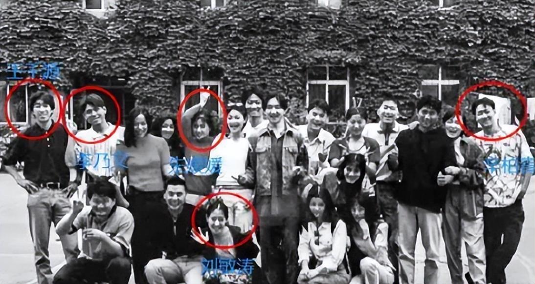 不过好在中戏老师高景文很看好他,这才让李乃文有机会入学.