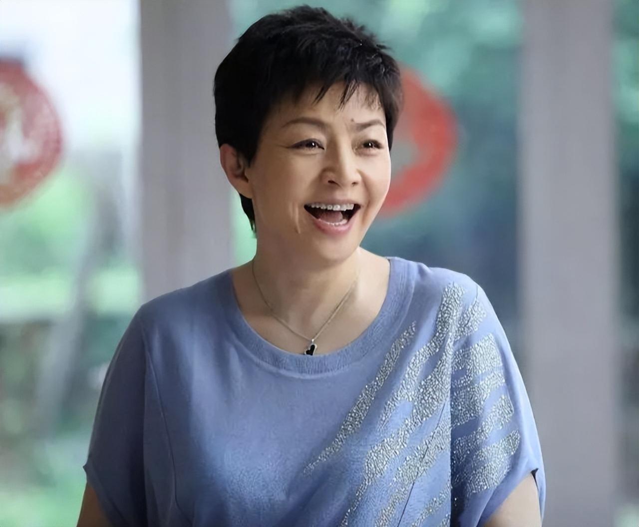 回顾宋丹丹儿媳王博谷嫁给小7岁的巴图38岁生二胎被婆婆宠成宝