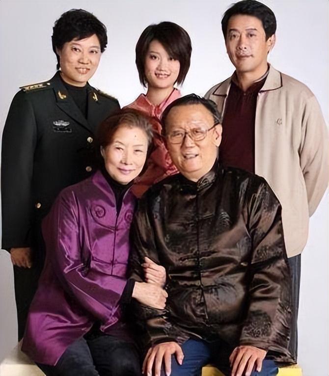 回顾吕中嫁小学同学恩爱53年丈夫病逝后儿媳的做法令她感动