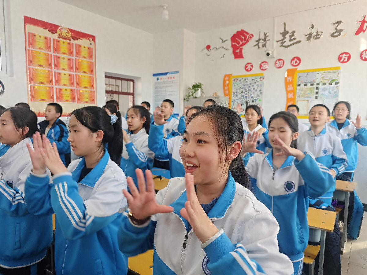 课桌成为了他们展示才华的舞台,舞蹈成为了他们表达自我的方式.