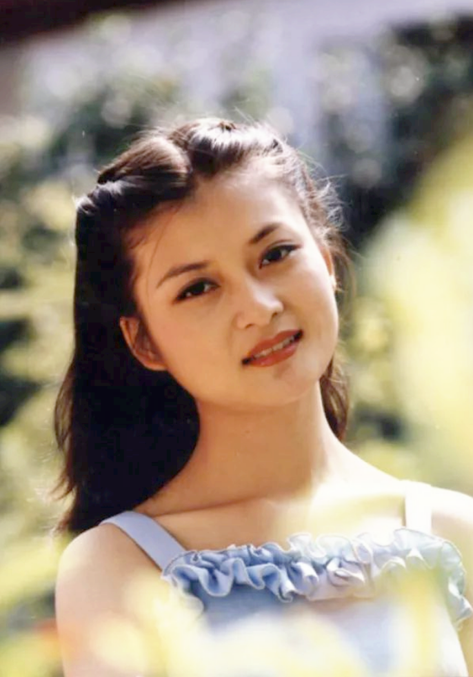 回顾歌手朱晓琳走红背后有艰辛15岁走红21岁隐退53岁仍未婚