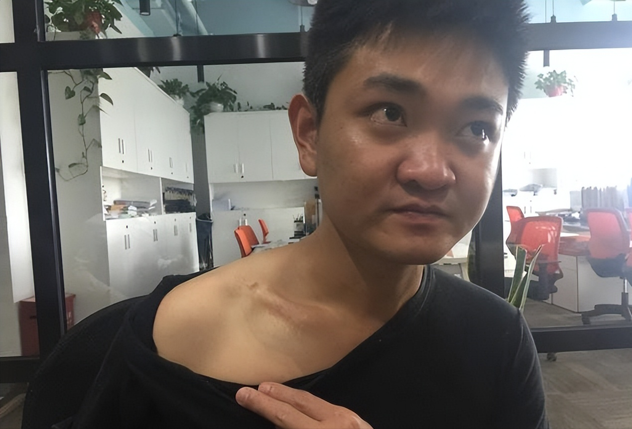 回顾小伙1岁被保姆偷走26年后养母嫌弃送还称当走亲戚了