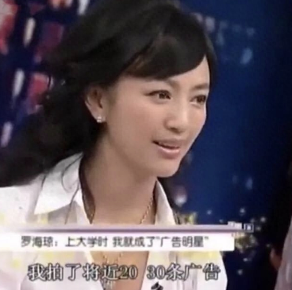 站在舞台上的罗海琼情绪饱满,不管是动作还是表情都很到位,这让很多坐