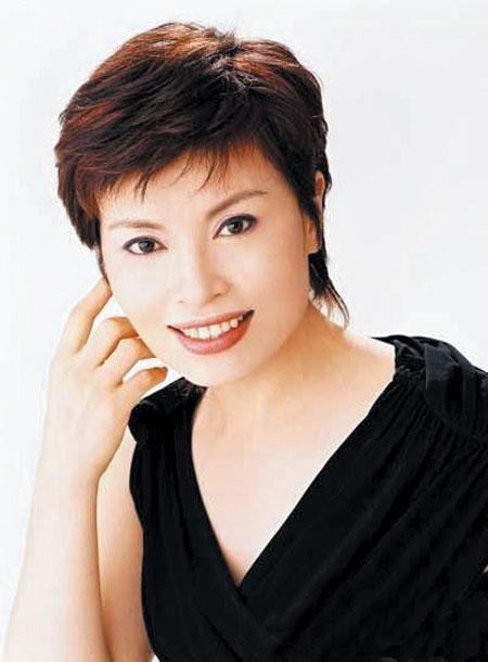 回顾李瑞英播报新闻联播18年0失误儿子坠楼仍坚守岗位