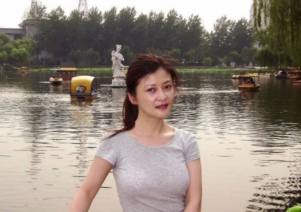 回顾歌手朱晓琳走红背后有艰辛15岁走红21岁隐退53岁仍未婚