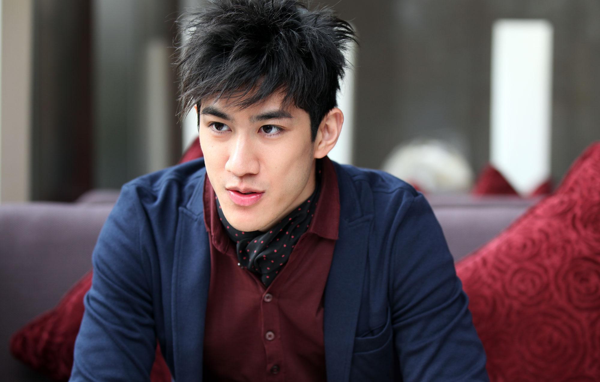 不过这三人王炸当中的李治廷,虽然长得和他们二人差不多,但是却并没有