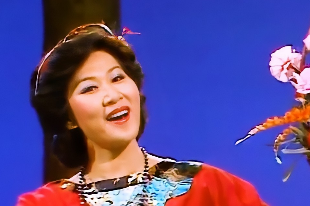 回顾歌手奚秀兰丈夫为她被赶出豪门凭春晚走红73岁无儿无女