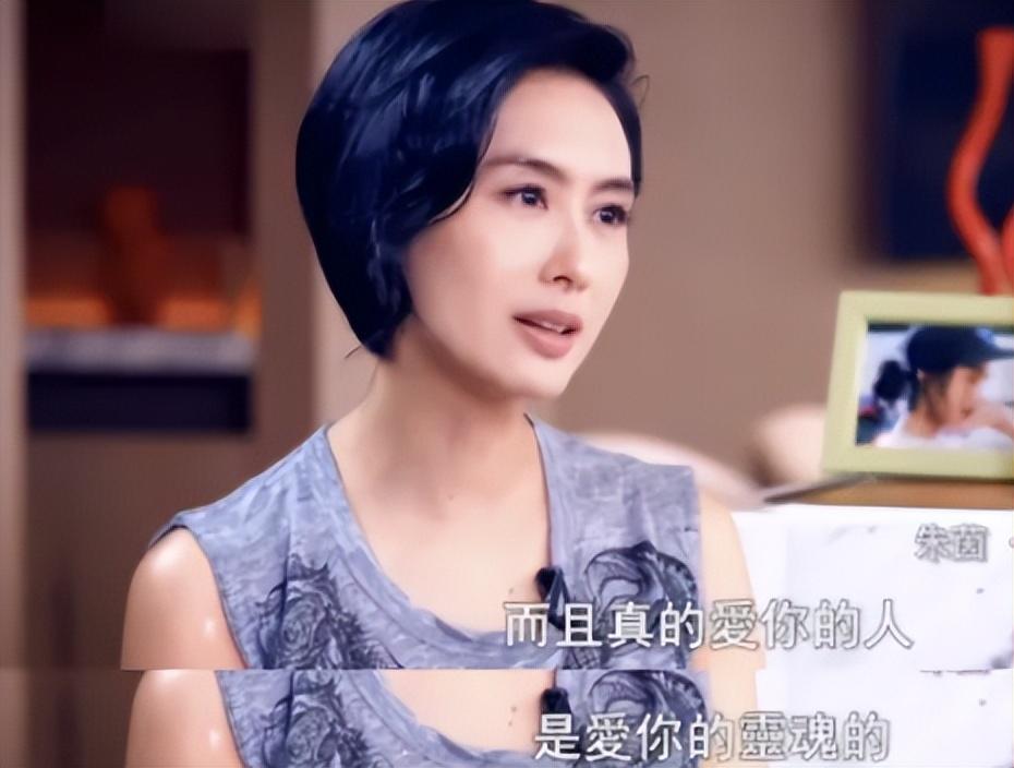 回顾朱茵离开周星驰下嫁黄贯中住破屋开破车却羡慕哭千万人