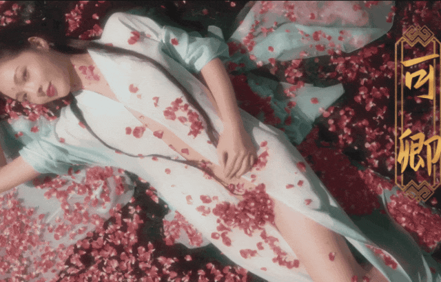 里是这么写的,"早有一位女子在内,其鲜艳妩媚,有似乎宝钗,风流袅娜,则