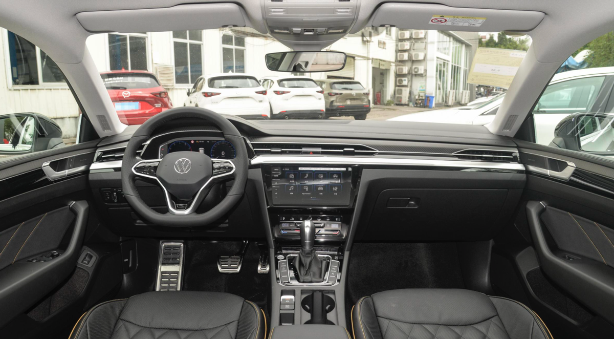 新大众cc实车到店:换装2.0t提供旅行版,24.99万起会有人买单吗