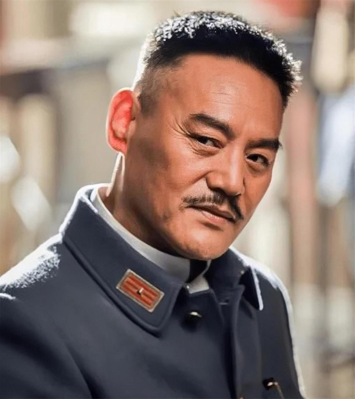 回顾老戏骨巍子:离婚那天抱着儿子大哭,如今儿子成他骄傲