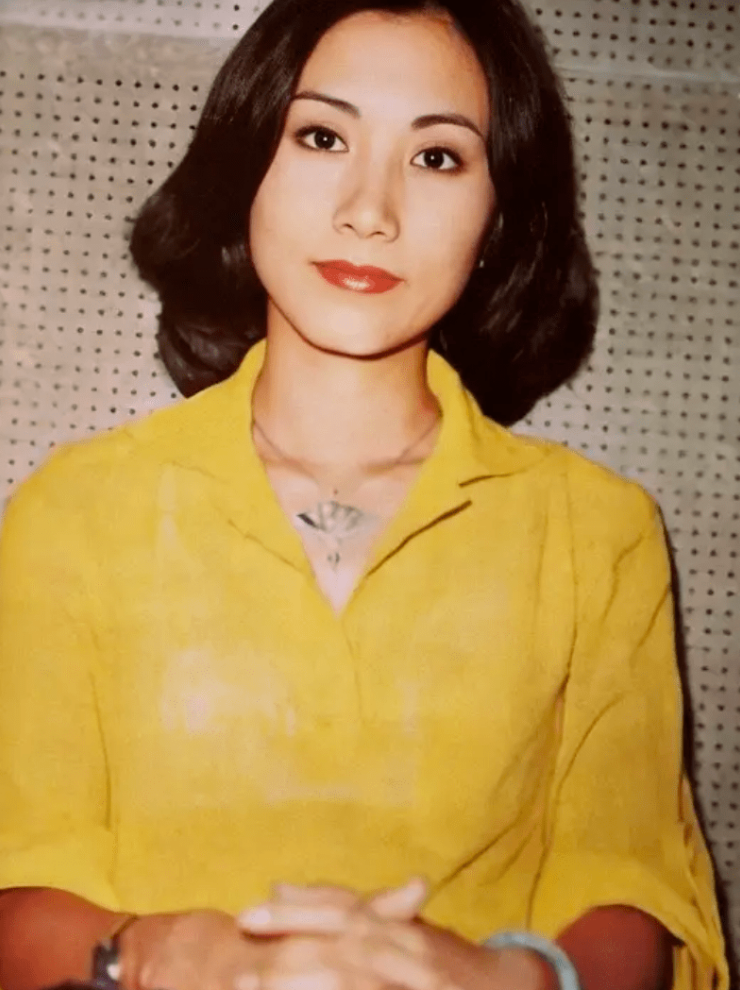 二,当时还是一名中学生的奚秀兰,意外凭借歌唱比赛蹿红后,拉开了她的