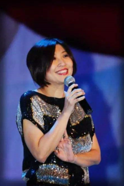 回顾张蔷29岁被前夫抛弃带儿子嫁给歌迷后被当成女儿宠爱