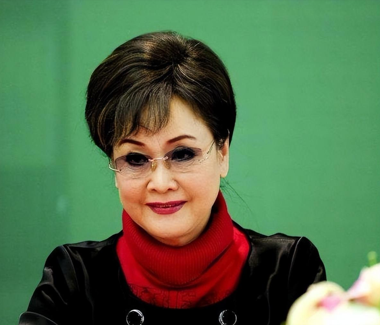 回顾李谷一女儿肖一虽妈妈忙于工作没空管我但我仍以她为骄傲