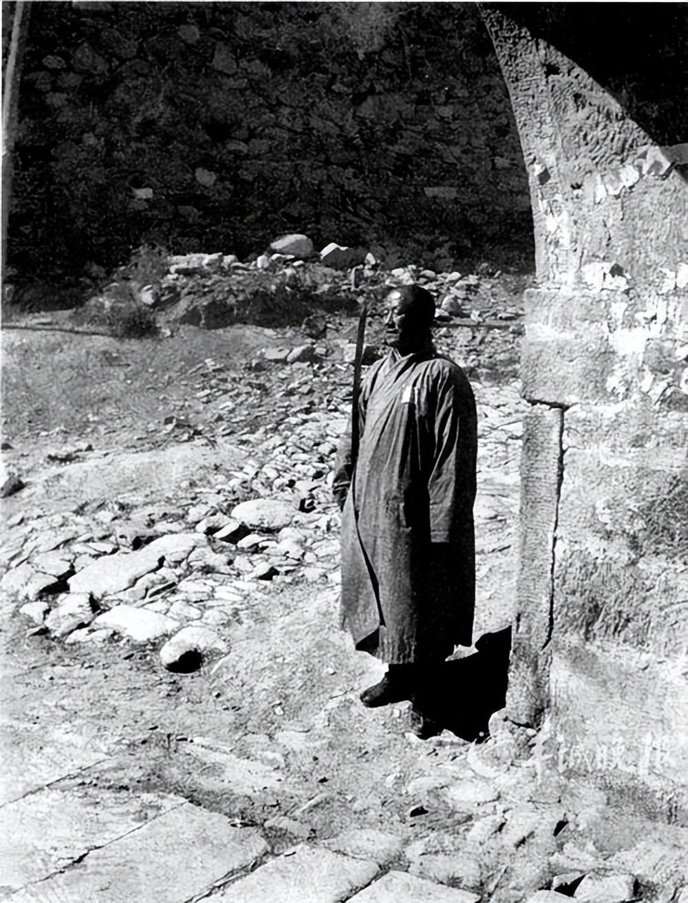 回顾08年地震高僧破三戒收留孕妇诞生108名罗汉娃后来如何