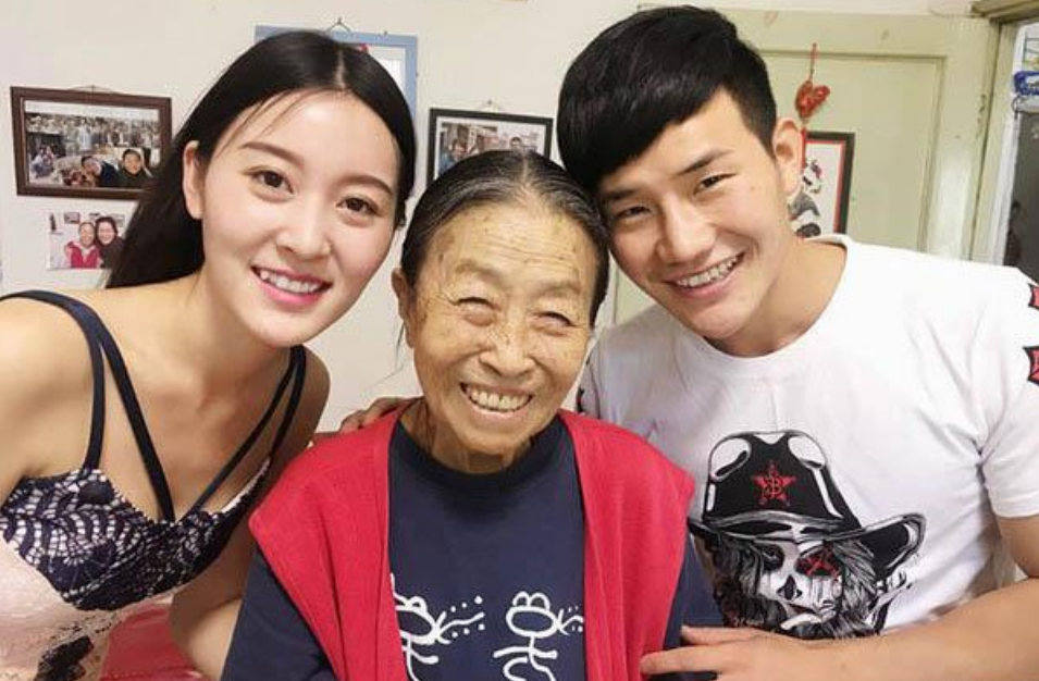 回顾张少华一生住在40平的房子里去世后丈夫的痴爱让人泪目