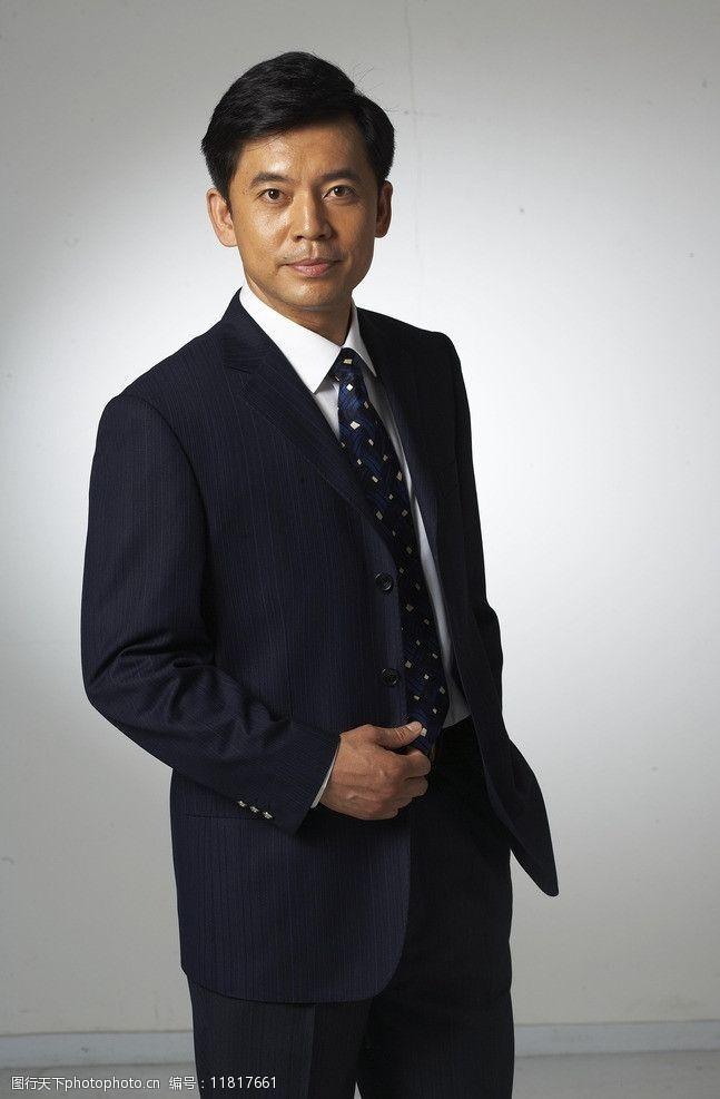 回顾著名演员何政军成名路上愧对父母和女儿与普通妻子相伴29年