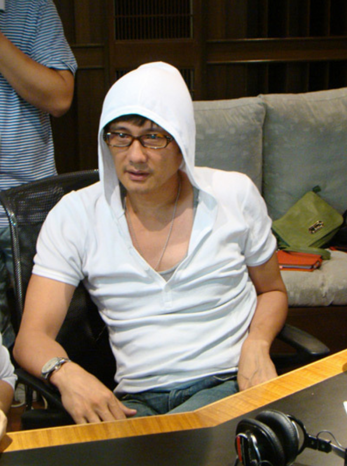 回顾包小柏娶圈外人妻子22岁女儿患病早逝56岁白发令人心疼